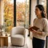 Donna elegante in un momento di riflessione autunnale, simbolo del reset psicologico legato all'Equinozio d'Autunno e all'oroscopo del 22 settembre 2026.