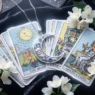 Simboli astrologici e luna d'argento su velluto scuro, rappresentazione dell'oroscopo del 4 settembre 2026.