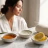 Ingredienti naturali come miele, aloe e limone in eleganti ciotole di ceramica per la preparazione di maschere viso fai da te, simbolo di bellezza consapevole.